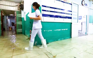 Video: Bệnh viện ngập sâu, y bác sĩ lội nước cấp cứu bệnh nhân trong đêm
