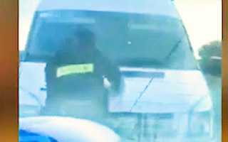Video: Khoảnh khắc chiến sĩ cảnh sát cơ động bám vào xe ôtô trước khi bị cán tử vong