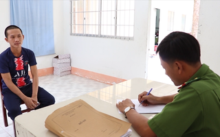 Video: Bắt hai thanh niên thực hiện hàng loạt vụ cướp vé số của người nghèo