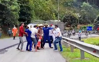 Video: 3 tài xế dừng xe đánh nhau trên quốc lộ 279