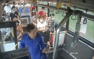 Video: Người đàn ông nhổ nước bọt vào nhân viên xe buýt bị phạt 300 ngàn đồng