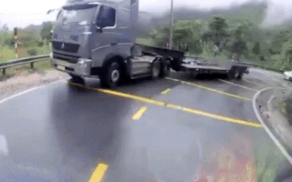 Video: Xe tải lấn làn tông xe đầu kéo trên đèo Bảo Lộc
