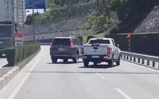 Video: 2 ôtô lạng lách, chặn đầu nhau ở khu vực cầu Bãi Cháy