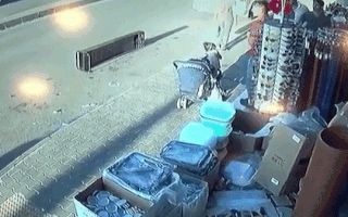 Video: Khoảnh khắc hai em bé thoát chết khi ô tô mất lái lao vào chợ