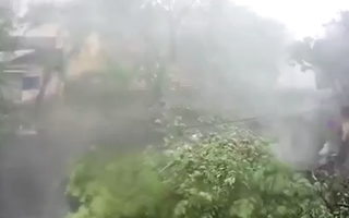 Video: Khoảnh khắc kinh hoàng gió lốc thổi bay mái nhà lên không trung