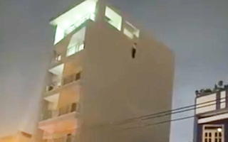 Video: Phát hiện người đàn ông treo cổ lơ lửng trên bờ tường căn nhà cao tầng