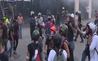 Video: Hàng nghìn người biểu tình xuống đường ở Beirut