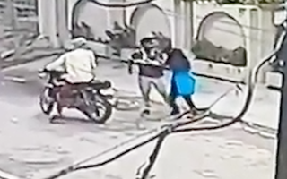 Video: Cô gái bị giật điện thoại giằng co với 2 tên cướp