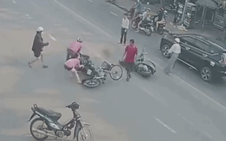 Video: Hàng chục người vây bắt tên cướp giật dây chuyền giữa phố