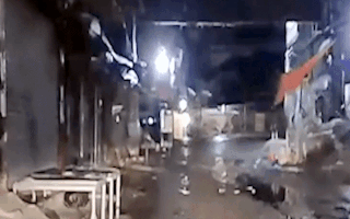 Video: Xe máy phóng bạt mạng khiến người ngồi sau rơi xuống đường, bất tỉnh
