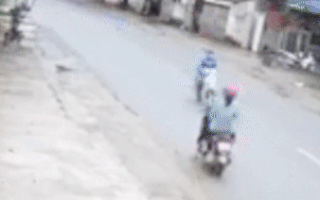 Video: Ôtô lấn làn hất văng người phụ nữ ở Thanh Hóa
