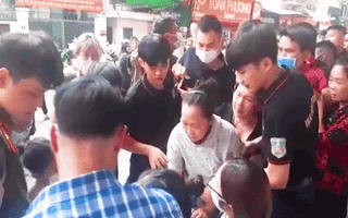 Video: Hàng ngàn người xô đẩy mua vé xem trận chung kết Cúp quốc gia ở Hà Nội
