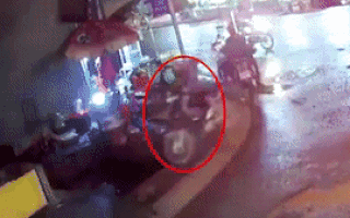Video: Người đi đường bị lọt xuống hố ven đường ở TP.HCM