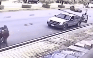Video: Ôtô mất lái xoay 360 độ, 4 người trong gia đình thoát chết