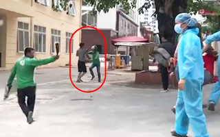Video: Tài xế xe ôm công nghệ cầm gạch, dao chém nhau tại Bệnh viện E