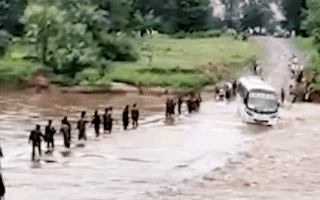 Video: Hơn 30 binh sĩ thoát khỏi xe khách khi bị lũ cuốn trôi