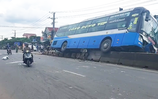 Video: Xe giường nằm tông văng 2 xe máy, nằm vắt vẻo trên dải phân cách