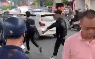 Video: Thanh niên tông trúng bà bầu còn cầm gậy đuổi đánh người khác
