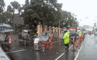 Video: Thoát chết trước bánh xe tải vì nhờ đội nón bảo hiểm