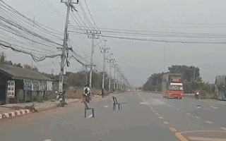 Video: Xe đạp điện phát nổ vì cán trúng dây điện, hai người bỏng nặng