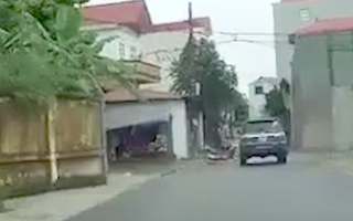 Video: Xe máy lao từ trong ngõ ra đường, đâm mạnh vào xe ôtô