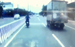 Video: Thanh niên bị ép dính vào dải phân cách vì ném đá xe tải