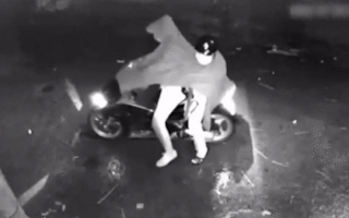 Video: Hai thanh niên mặc áo mưa, bịt khẩu trang nổ súng vào nhà dân
