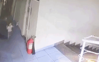 Video: Bé trai 4 tuổi rơi từ tầng 3 xuống tầng trệt trong lúc đang chơi ở cầu thang