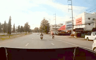 Video: Xe máy húc đuôi xe bán tải, nam sinh văng lên thùng xe