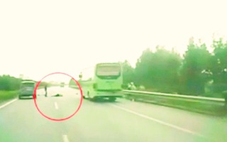 Video: Băng qua đường cao tốc người phụ nữ bị xe tông trọng thương