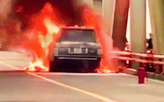 Video nóng: Cháy xe sang Range Rover ở cầu Chương Dương, kẹt xe nghiêm trọng
