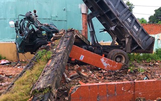 Video nóng: Cổng nhà đổ sập đè tài xế xe ben tử vong