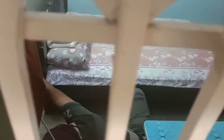 Video: Tên trộm bị bắt vì ngủ quên trong nhà dân