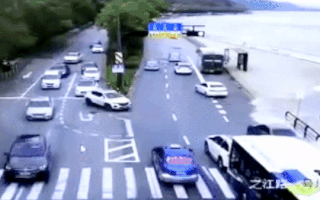 Video: Sóng cuốn trôi nhiều phương tiện đang lưu thông trên đường
