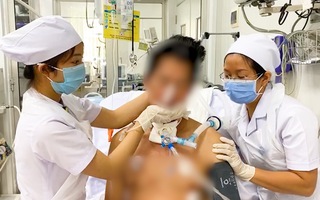 Video: Bệnh nhân liên quan vụ ngộ độc pate Minh Chay được tập vật lý trị liệu