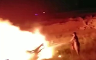 Video: Xe khách bốc cháy sau tai nạn làm 13 người chết ở Pakistan