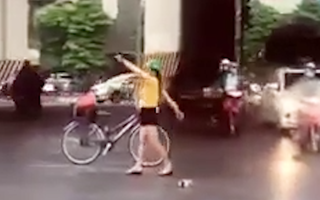 Video: Cô gái dừng xe giữa ngã tư nhảy múa, bất chấp xe cộ qua lại
