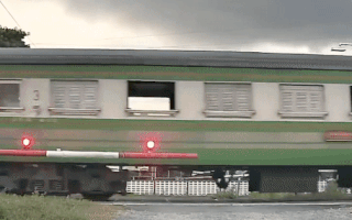 Video: Cậu bé nhảy khỏi đoàn tàu đang chạy vì bị chế nhạo