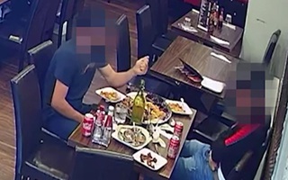 Video: Thả tóc vào món ăn hòng quỵt tiền nhà hàng ở Anh
