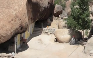 Video: Người đàn ông Mexico xây nhà nằm dưới tảng đá nặng 850 tấn