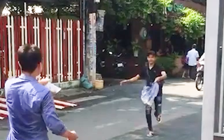 Video: Giật heo quay cúng cô hồn, chủ nhà chạy theo đưa thêm bịch nước chấm