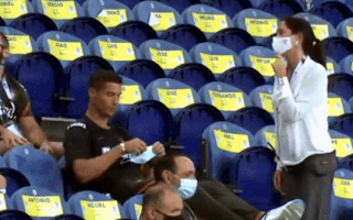 Video: Ronaldo bị nhắc nhở vì không đeo khẩu trang khi xem đá bóng