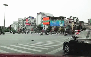 Video: Nhầm chân ga, nữ tài xế tông xe máy đang dừng đèn đỏ
