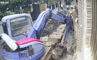 Video: Khoảnh khắc bức tường đổ sập, đè 3 công nhân đang làm