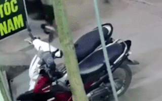 Video: ‘Hiệp sĩ’ ở Bình Dương bắt gọn nghi phạm vừa bẻ khóa, định trộm xe máy