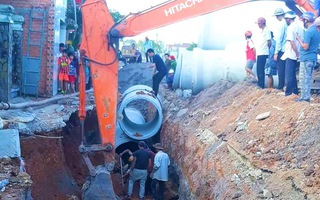 Video: Đứt dây dù, ống cống 4 tấn rơi từ trên cao làm công nhân chết tại chỗ