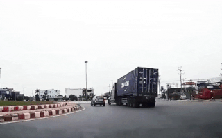 Video: Khoảnh khắc xe container lật nhào khi ôm cua ở thành phố Thái Bình