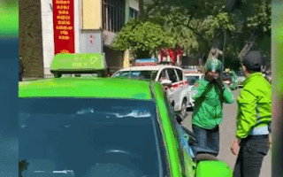 Video: Tài xế taxi và xe ôm công nghệ lao vào đánh nhau sau va chạm