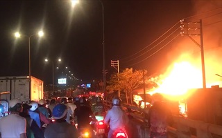 Video: Cháy xưởng gỗ trên quốc lộ 1 lửa đỏ trời, thiệt hại hàng tỉ đồng