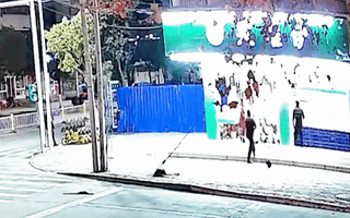 Video: Tài xế say xỉn, lái ôtô đâm vào dây cáp, xe bị bốc lên cao rồi lật ngửa